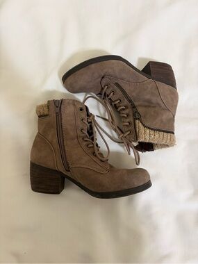 WHITE MOUNTAIN TAUPE FAUX SUEDE LACE UP ANKLE BOOTS WOMENS 6